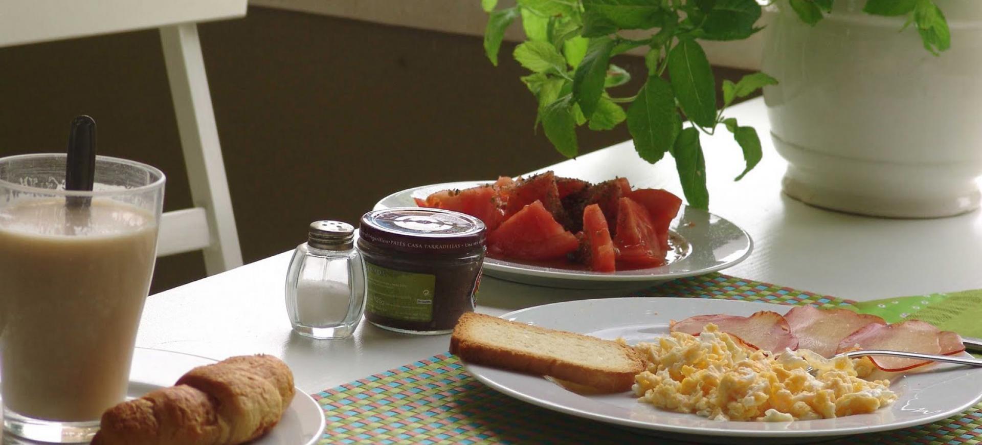 desayuno-chico-terraza_0.jpeg